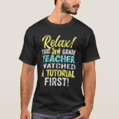 Eerste dag 3e klas leraar kijken tutorials terug T T-shirt (Voorkant)