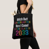 Eerste dag van de Kindergarten, Kinder klasse 2033 Tote Bag (Dichtbij)