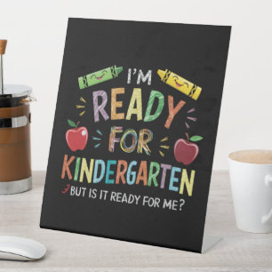 Eerste dag van de kleuterschool leuk terug naar sc reclamebord met voetstuk