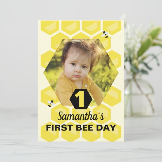 Eerste dag van de verjaardag Uitnodiging Honeycomb (Staand voorkant)