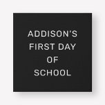 Eerste dag van School Black en White Custom Name Imitatie Canvas Print<br><div class="desc">Dit eenvoudige en stijlvolle bord "Eerste dag van de school" biedt een briefbord met een solide,  zwarte achtergrond en witte ALLE PETTEN zinspelen op serif. De tekst en het ontwerp kunnen volledig met de naam van de student of andere formulering worden gepersonaliseerd.</div>