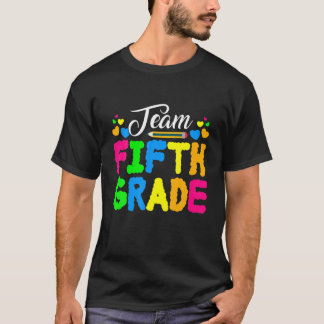 Eerste dag van schoolklapteam vijfde klas-jongen-m t-shirt