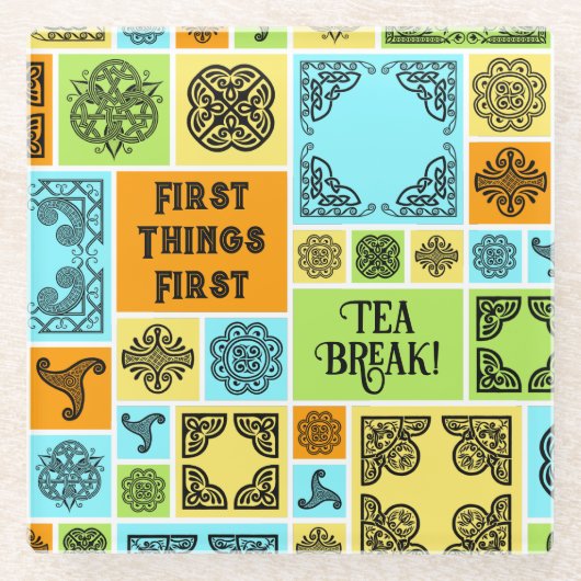 Eerste dingen eerste theepauze! Grappig Sinaasappe Glazen Onderzetter (Voorkant)