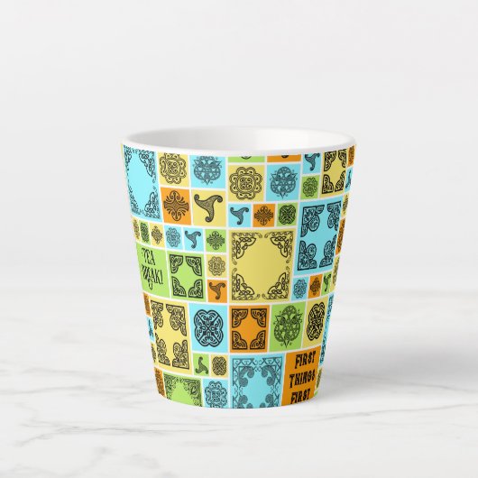 Eerste dingen eerste theepauze! Grappig Sinaasappe Latte Mok (Voorkant)