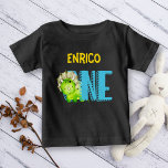 Eerste dinosaurus verjaardag schattig kleurrijk ge<br><div class="desc">Eerste dinosaurus verjaardag schattige kleurrijke gepersonaliseerde Baby T-Shirt,  met een groene baby triceratops uit letters te poppen.</div>