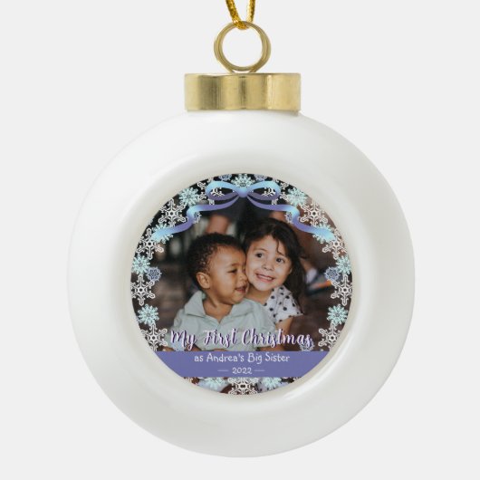 Eerste Erasmus oma Snowflakes Ribbon Light Blue Keramische Bal Ornament (Voorkant)