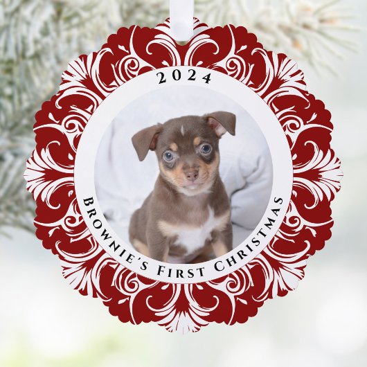 Eerste foto rode hond met kerst ornament kaart