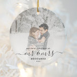Eerste gehuwde kerstfoto, aangepast voor gebruik i keramisch ornament<br><div class="desc">Herdenking van de eerste kerst van je huwelijk met deze mooie moderne keepaardversiering. In de zwarte tekst staat "Ons eerste kerstfeest als Mr & Mrs." met de woorden "Mr & Mrs." in elegant handschrift met een bloei voor en na. Vervang het afbeelding van de steekproef met uw favoriete foto, en...</div>