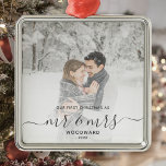 Eerste gehuwde Kerstmis Aangepast Foto Grijs Manus Metalen Ornament<br><div class="desc">Herdenking van de eerste kerst van je huwelijk met deze mooie moderne keepaardversiering. De tekst van de charsteengrijze tekst luidt "Ons eerste kerstfeest als Mr & Mrs." met de woorden "Mr & Mrs." in elegant handschrift met bloedige voorkeuren. Vervang het afbeelding van de steekproef met uw favoriete foto, en voeg...</div>