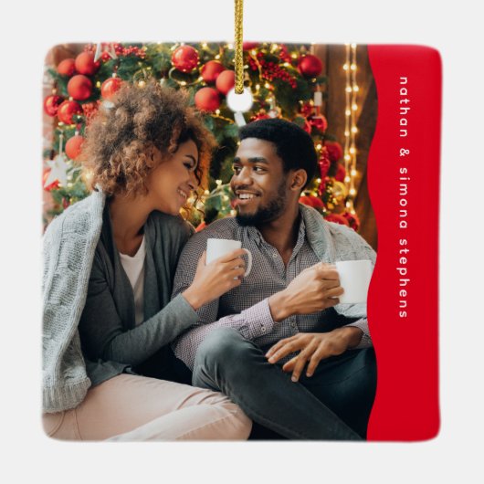 Eerste getrouwd Kerstmis twee foto eenvoudig rood Keramisch Ornament (Achterkant)