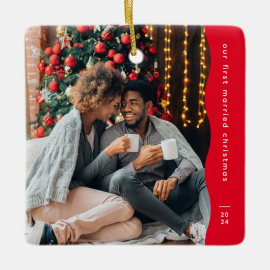 Eerste getrouwd Kerstmis twee foto eenvoudig rood Keramisch Ornament (Voorkant)