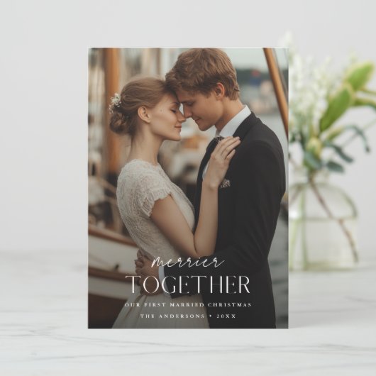 Eerste getrouwde kerst Merrier samen Foto Feestdagenkaart (Staand voorkant)