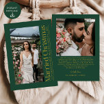 Eerste getrouwde kerstfoto Passen getrouwd groen g Feestdagenkaart<br><div class="desc">Vier een gekoesterde mijlpaal met de First Married Christmas Photo Passen getrouwd Green Gold Holiday Kaart. Met elegante groene en gouden accenten die een prachtig lijst zijn van uw favoriete foto, markeert dit ontwerp uw eerste vakantieseizoen als een getrouwd stel. Perfect voor het delen van vreugde, liefde en warme wensen...</div>