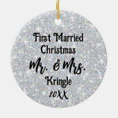 Eerste getrouwde Kerstmis Gepersonaliseerde Trouwd Keramisch Ornament (Achterkant)