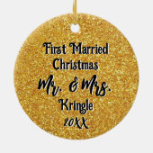 Eerste getrouwde Kerstmis Gepersonaliseerde Trouwd Keramisch Ornament (Achterkant)