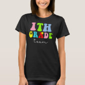 Eerste Grade Team Retro Groovy Happy First Day T-shirt (Voorkant)