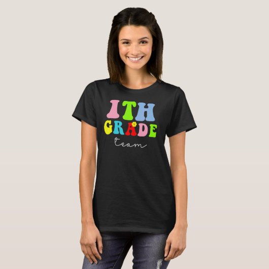 Eerste Grade Team Retro Groovy Happy First Day T-shirt (Voorkant volledig)