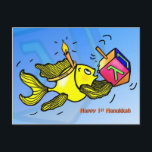 Eerste Hanukkah grappige schattige vis met dreidel Feestdagenkaart<br><div class="desc">HAPPY 1ST HANUKKAH is een leuk en leuk kleurrijk Wenskaart. Sprankelende gele vis houdt een dreidel vast en draagt een kaars zoals een kroon:) Het is een perfecte kaart voor een perfecte Chanoeka. Deze prachtige kaart heeft een bijpassend scala aan geschenken zoals porto, koelkastmagneten, thee / koffiemok, Stickers T-shirts en...</div>