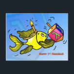 Eerste Hanukkah grappige schattige vis met dreidel Feestdagenkaart<br><div class="desc">HAPPY 1ST HANUKKAH is een leuk en leuk kleurrijk Wenskaart. Sprankelende gele vis houdt een dreidel vast en draagt een kaars zoals een kroon:) Het is een perfecte kaart voor een perfecte Chanoeka. Deze prachtige kaart heeft een bijpassend scala aan geschenken zoals porto, koelkastmagneten, thee / koffiemok, Stickers T-shirts en...</div>