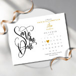 Eerste Heilige Communie Save the Date Calendar Aankondigingskaart<br><div class="desc">Deze  eerste heilige gemeenschap behalve de datumkaart heeft een kalender en  gouden liefdeshart dat uw speciale datum benadrukt. De achterkant heeft gouden hartketens. Ontworpen door: Thisnotme©</div>