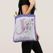 Eerste Initiaal plus naam Julia met bloemen Tote Bag (Dichtbij)