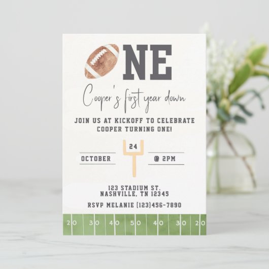 Eerste jaar Down First Birthday Invitation Footbal Kaart (Staand voorkant)