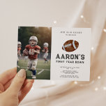 Eerste jaar Down Football foto 1e verjaardagsfeest Kaart<br><div class="desc">First Year Down Football Foto 1st Birthday Party Invitation Kick off your little rookie's first birthday in style met deze First Year Down 1st Birthday Party Invitation! Vier zijn opvallende status als de 'Rookie van het Jaar' met deze sportieve, football-thema-uitnodiging. Het is versierd met levendige groene en bruine tinten die...</div>