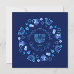 Eerste kaars van Chanoeka gepersonaliseerd Feestdagenkaart<br><div class="desc">Eerste kaars van Chanoeka Hanukkiah Symbool. Gelukkig Chanoeka Party Joodse Vakantie Blauwe Menora. Joodse vakantie Chanoeka Decoratie met traditionele Chanuka decoratief symbool - Marine Blauwe kleur hanukkiah menorah, kandelaar met kaarsen, ster van David en neon blauwe gloeiende lichten illustratie. Chanoeka Festival van lichten Evenement Decoratie. Jeruzalem, Israël. Uitnodigingen en briefpapier...</div>