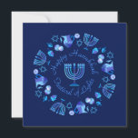 Eerste kaars van Chanoeka gepersonaliseerd Feestdagenkaart<br><div class="desc">Eerste kaars van Chanoeka Hanukkiah Symbool. Gelukkig Chanoeka Party Joodse Vakantie Blauwe Menora. Joodse vakantie Chanoeka Decoratie met traditionele Chanuka decoratief symbool - Marine Blauwe kleur hanukkiah menorah, kandelaar met kaarsen, ster van David en neon blauwe gloeiende lichten illustratie. Chanoeka Festival van lichten Evenement Decoratie. Jeruzalem, Israël. Uitnodigingen en briefpapier...</div>