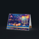 Eerste kaars van het Hanoekasfestival van de Licht Bedankkaart<br><div class="desc">De eerste kaars van Hanukkah. Happy Hanukkah Festival of light party nodigde schoonheid joodse feestkaart uit. Mooie joodse Holiday Chanukkah-achtergrond met traditionele Chanoekanoratieve symbolen - houten drogers (draaiende bovenkant), donuts, hanukkiah menorah, kaarsen, ster van David en gloeiende lichtjes, gouden patroon van behang. Hanukkah-festival van de decoratie van lichtevenementen. Jeruzalem, Israël....</div>