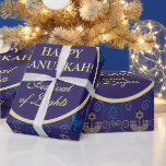 Eerste kaars van het Hanoekasfestival van de Licht Cadeaupapier<br><div class="desc">De eerste kaars van Hanukkah. Happy Hanukkah Festival of light party Wrapping Paper schoonheid Joodse feestkaart. Mooie joodse Holiday Chanukah-achtergrond met traditionele Chinese decoratieve symbolen - houten droesels (draaiende bovenkant), donuts, hanukkiah menorah, kaarsen, ster van David en gloeiende lichtjes behangen gouden hanukkiah marus blauw patroon. Hanukkah-festival van de decoratie van...</div>