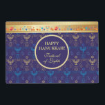 Eerste kaars van het Hanoekasfestival van de Licht Gelamineerde Placemat<br><div class="desc">De eerste kaars van Hanukkah. Happy Hanukkah Festival of light party nodigde schoonheid joodse feestkaart uit. Mooie joodse Holiday Chanukkah-achtergrond met traditionele Chinese decoratieve symbolen - houten droesels (draaiende bovenkant), donuts, hanukkiah menorah, kaarsen, ster van David en gloeiende lichtjes behangen gouden hanukkiah marus blauw patroon. Hanukkah-festival van de decoratie van...</div>