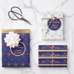 Eerste kaars van het Hanoekasfestival van de Licht Inpakpapier Vel<br><div class="desc">De eerste kaars van Hanukkah. Happy Hanukkah Festival of light party Wrapping Paper schoonheid Joodse feestkaart. Mooie joodse Holiday Chanukah-achtergrond met traditionele Chinese decoratieve symbolen - houten droesels (draaiende bovenkant), donuts, hanukkiah menorah, kaarsen, ster van David en gloeiende lichtjes behangen gouden hanukkiah marus blauw patroon. Hanukkah-festival van de decoratie van...</div>