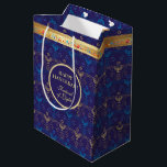 Eerste kaars van het Hanoekasfestival van de Licht Medium Cadeauzakje<br><div class="desc">De eerste kaars van Hanukkah. Happy Hanukkah Festival of light party Gift Bag schoonheid Joodse feestkaart. Mooie joodse Holiday Chanukah-achtergrond met traditionele Chinese decoratieve symbolen - houten droesels (draaiende bovenkant), donuts, hanukkiah menorah, kaarsen, ster van David en gloeiende lichtjes behangen gouden hanukkiah marus blauw patroon. Hanukkah-festival van de decoratie van...</div>