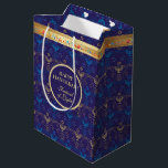 Eerste kaars van het Hanoekasfestival van de Licht Medium Cadeauzakje<br><div class="desc">De eerste kaars van Hanukkah. Happy Hanukkah Festival of light party Gift Bag schoonheid Joodse feestkaart. Mooie joodse Holiday Chanukah-achtergrond met traditionele Chinese decoratieve symbolen - houten droesels (draaiende bovenkant), donuts, hanukkiah menorah, kaarsen, ster van David en gloeiende lichtjes behangen gouden hanukkiah marus blauw patroon. Hanukkah-festival van de decoratie van...</div>