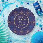 Eerste kaars van het Hanoekasfestival van de Licht Papieren Bordje<br><div class="desc">De eerste kaars van Hanukkah. Happy Hanukkah Festival of light party nodigde schoonheid joodse feestkaart uit. Mooie joodse Holiday Chanukkah-achtergrond met traditionele Chinese decoratieve symbolen - houten droesels (draaiende bovenkant), donuts, hanukkiah menorah, kaarsen, ster van David en gloeiende lichtjes behangen gouden hanukkiah marus blauw patroon. Hanukkah-festival van de decoratie van...</div>