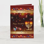 Eerste kaars van het Hanukkah-festival van de Part<br><div class="desc">Eerste kaars van Hanukkah. Happy Hanukkah Festival of light Party Invitation Beautiful Jewish Holiday Card. De joodse Holiday Chanukkah-achtergrond met traditionele Chanoekadoratieve symbolen - houten dromen (draaiende bovenkant), donuts, hanukkiah menorah, kaarsen, ster van David en gloeiende lichtjes behangselpatroon. Hanukkah Festival of Light Event Decoration. Jeruzalem, Israël. Uitnodigingen & werk >...</div>