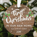 Eerste kamer | Nieuwe kerstboom thuis Ornament<br><div class="desc">Een roemrijk land,  het nieuwe ornament voor kerstbomen thuis met een houten achtergrond,  heilig,  sneeuwvlokken,  snaarlampen,  jouw naam,  adres en het jaar.</div>