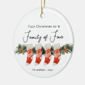 Eerste kerst als een familie van vier kousen keramisch ornament (Links)