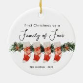 Eerste kerst als een familie van vier kousen keramisch ornament (Achterkant)