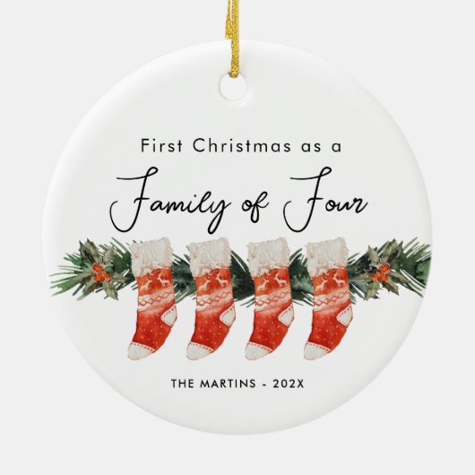 Eerste kerst als een familie van vier kousen keramisch ornament (Achterkant)