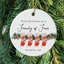 Eerste kerst als een familie van vier kousen keramisch ornament