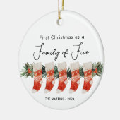 Eerste kerst als een familie van vijf kousen keramisch ornament (Links)