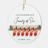 Eerste kerst als een familie van zes kousen keramisch ornament (Links)