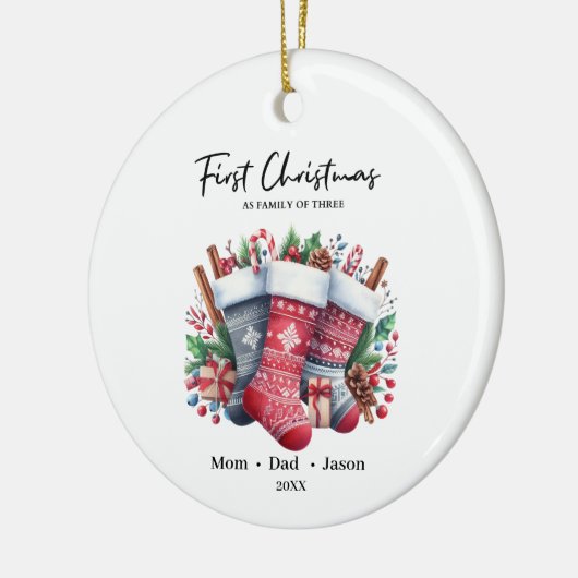 Eerste kerst als familie van drie kousen keramisch ornament (Links)