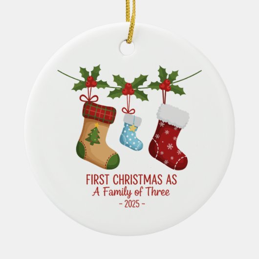 Eerste kerst als gezin van drie 2025 | Schattig Keramisch Ornament (Voorkant)
