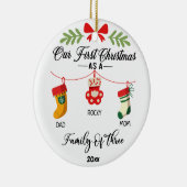 Eerste kerst als gezin van drie en kat of hond keramisch ornament (Rechts)