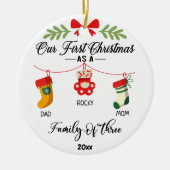 Eerste kerst als gezin van drie en kat of hond keramisch ornament (Voorkant)