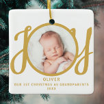 Eerste kerst als grootouders Foto Gold Script Keramisch Ornament<br><div class="desc">Deze aandenken Eerste kerst als grootouders foto ornament is versierd met het woord JOY in stijlvolle gouden script typografie op een witte achtergrond. Gemakkelijk aan te passen.</div>