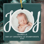 Eerste kerst als grootouders Foto Groen Keramisch Ornament<br><div class="desc">Deze aandenken Eerste kerst als grootouders foto ornament is versierd met het woord JOY in stijlvolle witte script typografie op een groene achtergrond. Gemakkelijk aan te passen.</div>